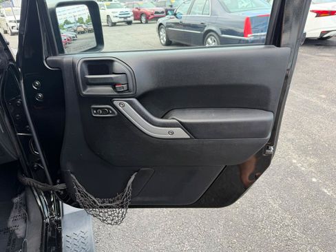 Used 2015 Jeep Wrangler Unlimited Sahara w/ Dual Top Group AWD/4WD image 19