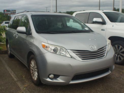 Used 2015 Toyota Sienna XLE w/ XLE Navigation Package FWD image 1