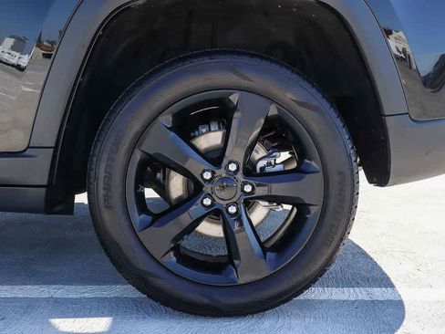 Used 2023 Jeep Grand Cherokee Altitude RWD image 10