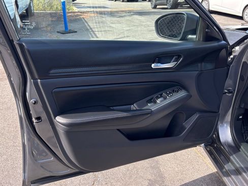 Used 2025 Nissan Altima 2.5 SV FWD image 18
