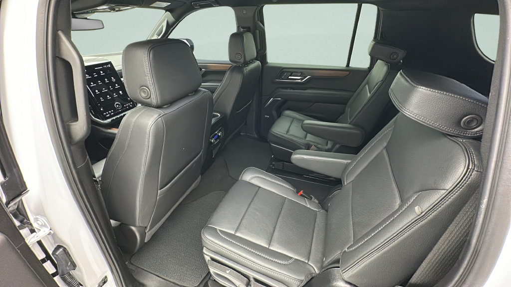 Used 2025 GMC Yukon XL Denali AWD/4WD image 9