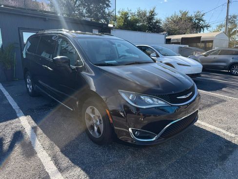 Used 2017 Chrysler Pacifica Touring-L Plus FWD image 3