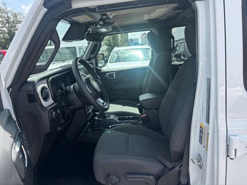 Used 2025 Jeep Wrangler Unlimited Sahara AWD/4WD image 27