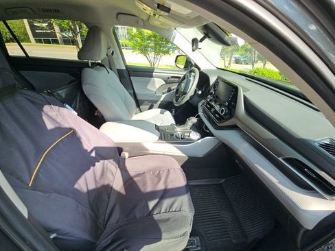 Used 2021 Toyota Highlander L image 11