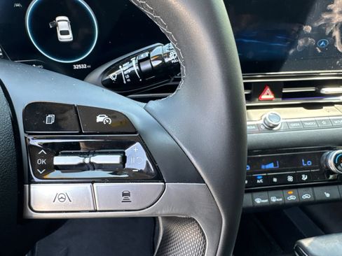 Certified 2025 Hyundai Elantra Limited FWD image 15