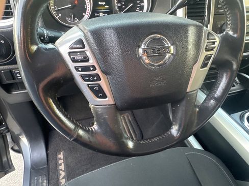 Used 2018 Nissan Titan SV w/ SV Convenience Package RWD image 18