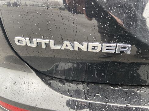 Used 2025 Mitsubishi Outlander SE image 19