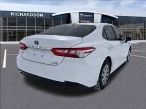 Used 2019 Toyota Camry LE image 5