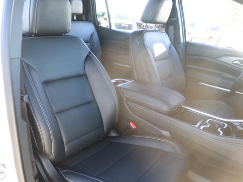 Used 2025 Chevrolet Traverse LT image 35