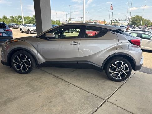 Used 2019 Toyota C-HR XLE FWD image 8
