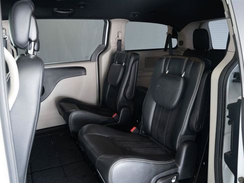 Used 2016 Dodge Grand Caravan SXT FWD image 11