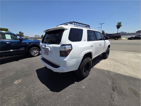 Used 2018 Toyota 4Runner SR5 AWD/4WD image 5