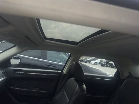 Used 2010 Chrysler 300 Touring image 22