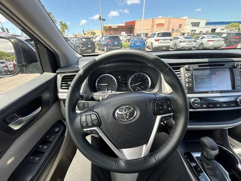 Used 2019 Toyota Highlander SE FWD image 11