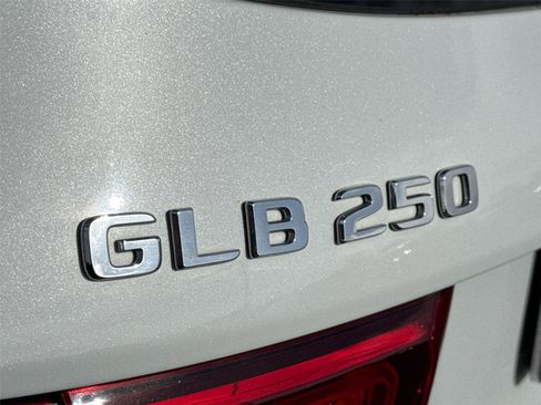 Used 2022 Mercedes-Benz GLB 250 4MATIC image 15