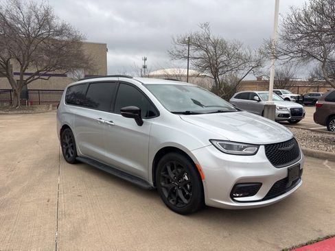 Used 2024 Chrysler Pacifica Touring-L w/ Uconnect Theater Family Group image 3