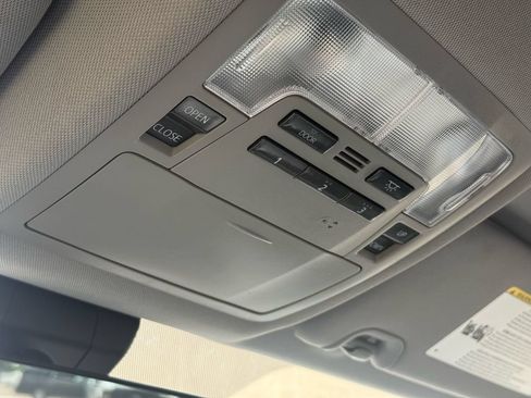 Used 2018 Toyota Highlander XLE FWD image 12