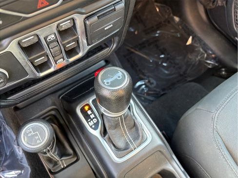 Used 2018 Jeep Wrangler Unlimited Sahara image 28