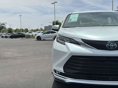 Used 2022 Toyota Sienna XLE FWD image 3
