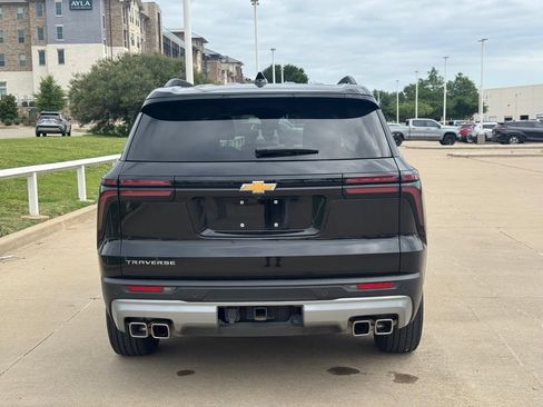 Used 2025 Chevrolet Traverse LT w/ Driver Confidence Package FWD image 4