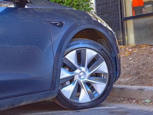 Used 2021 Tesla Model Y Long Range image 17