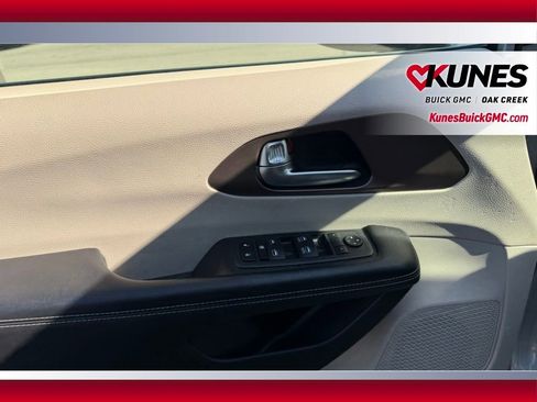 Used 2023 Chrysler Voyager LX FWD image 5