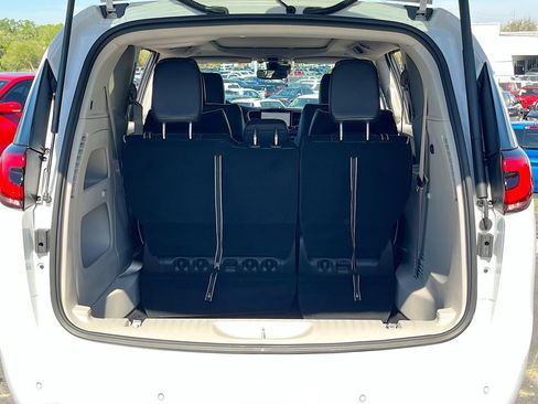 Used 2024 Chrysler Pacifica Limited w/ Trailer Tow Group FWD image 26