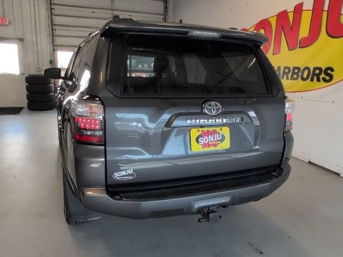 Used 2022 Toyota 4Runner SR5 Premium w/ Moonroof Package AWD/4WD image 39