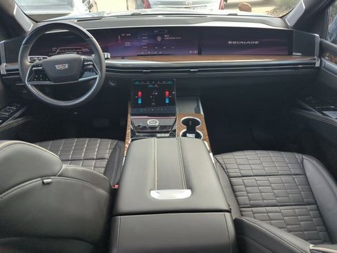 Certified 2025 Cadillac Escalade ESV Sport Platinum image 16