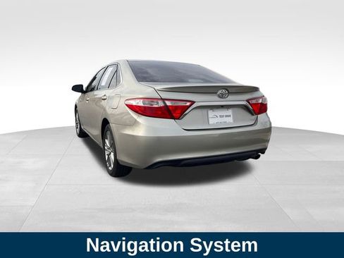 Used 2017 Toyota Camry SE image 3
