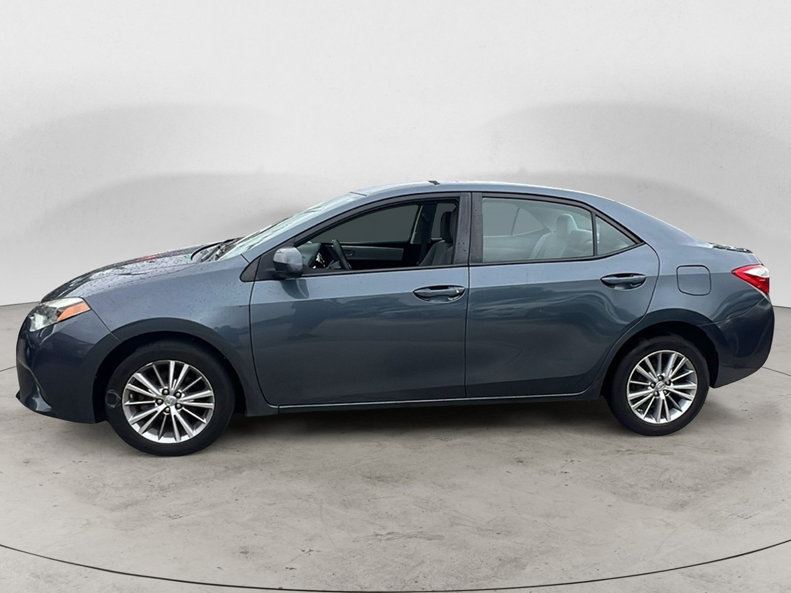 Used 2015 Toyota Corolla LE FWD image 3