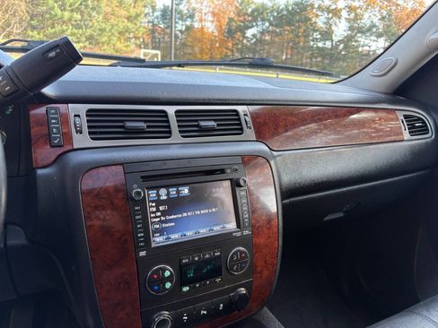 Used 2013 Chevrolet Suburban LT image 13