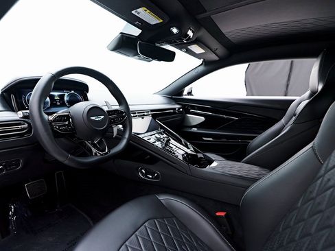 Used 2024 Aston Martin DB12 Coupe image 2