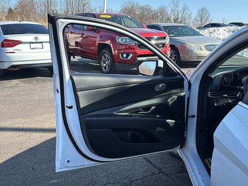 Used 2025 Hyundai Elantra SEL image 11