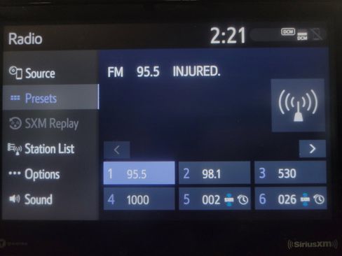 Used 2022 Toyota Highlander L FWD image 25