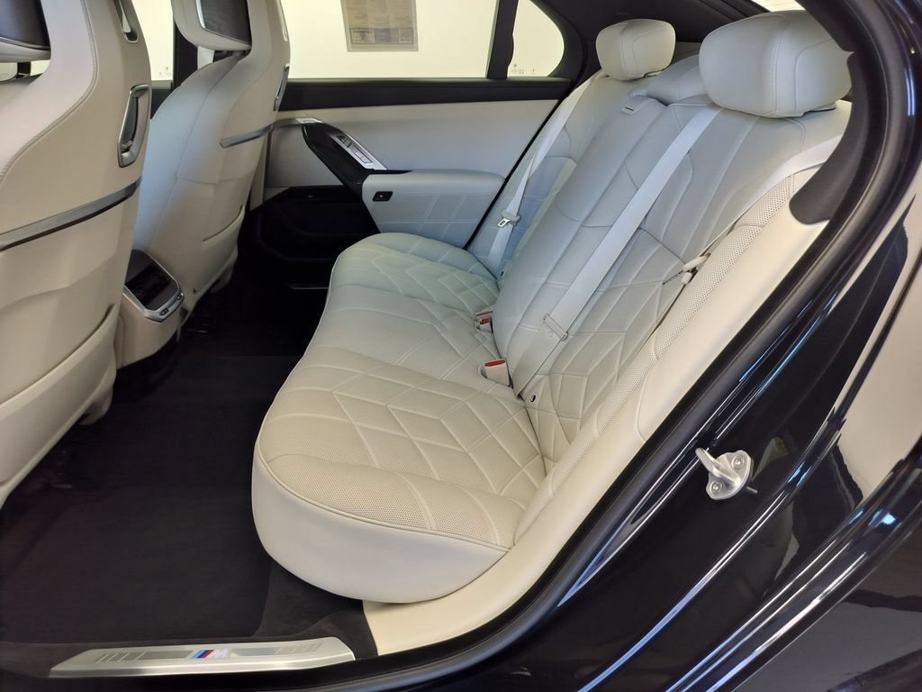Certified 2025 BMW 760i xDrive w/ Executive Package AWD/4WD image 19