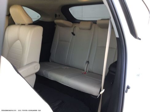 Used 2021 Toyota Highlander XLE AWD/4WD image 10