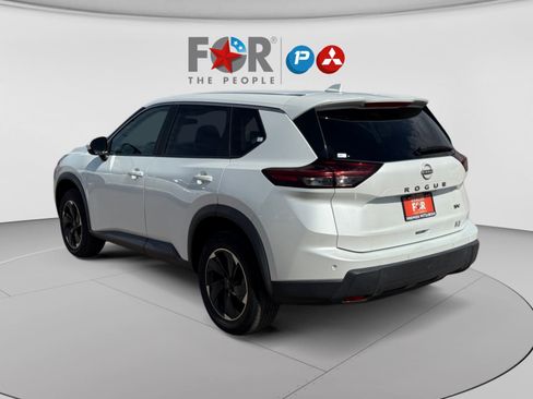 Used 2024 Nissan Rogue SV FWD image 3