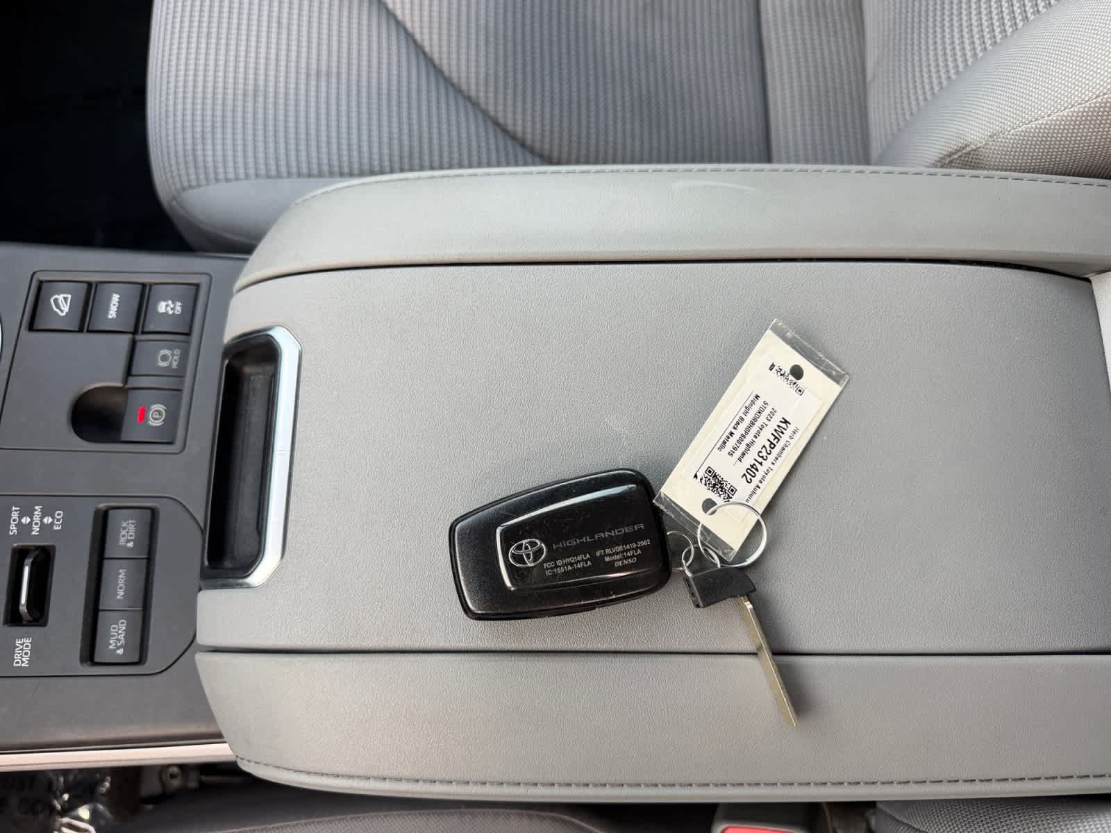 Used 2023 Toyota Highlander L AWD/4WD image 24