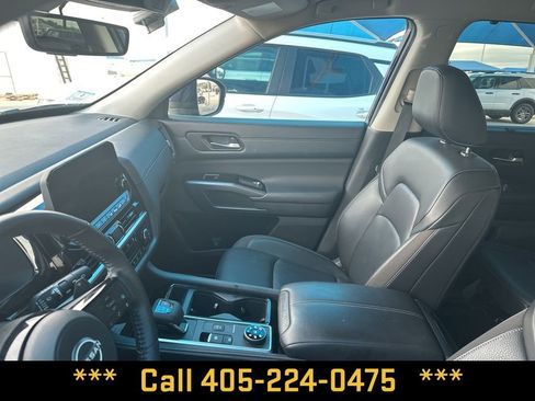 Used 2025 Nissan Pathfinder SL AWD/4WD image 40