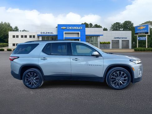 Used 2023 Chevrolet Traverse RS image 3