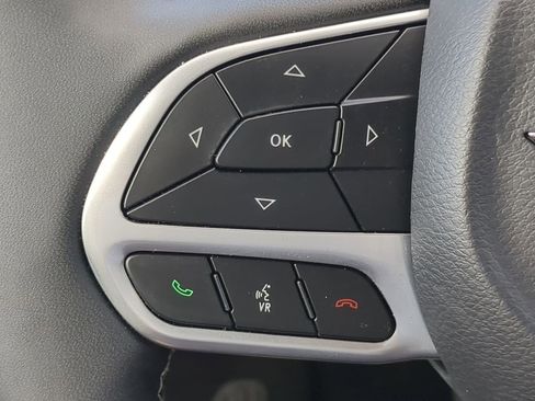 Used 2025 Chrysler Pacifica Select image 25