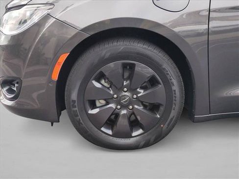 Used 2019 Chrysler Pacifica Limited w/ Advanced Safetytec Group FWD image 25