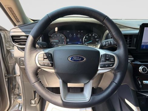Used 2022 Ford Explorer Limited w/ Equipment Group 301A AWD/4WD image 34