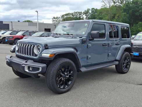 Used 2025 Jeep Wrangler Unlimited Sahara AWD/4WD image 3