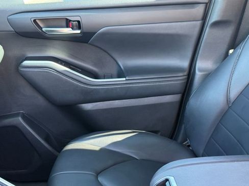 Used 2022 Toyota Highlander XLE image 14