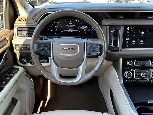 Used 2022 GMC Yukon Denali w/ Denali Premium Package image 5