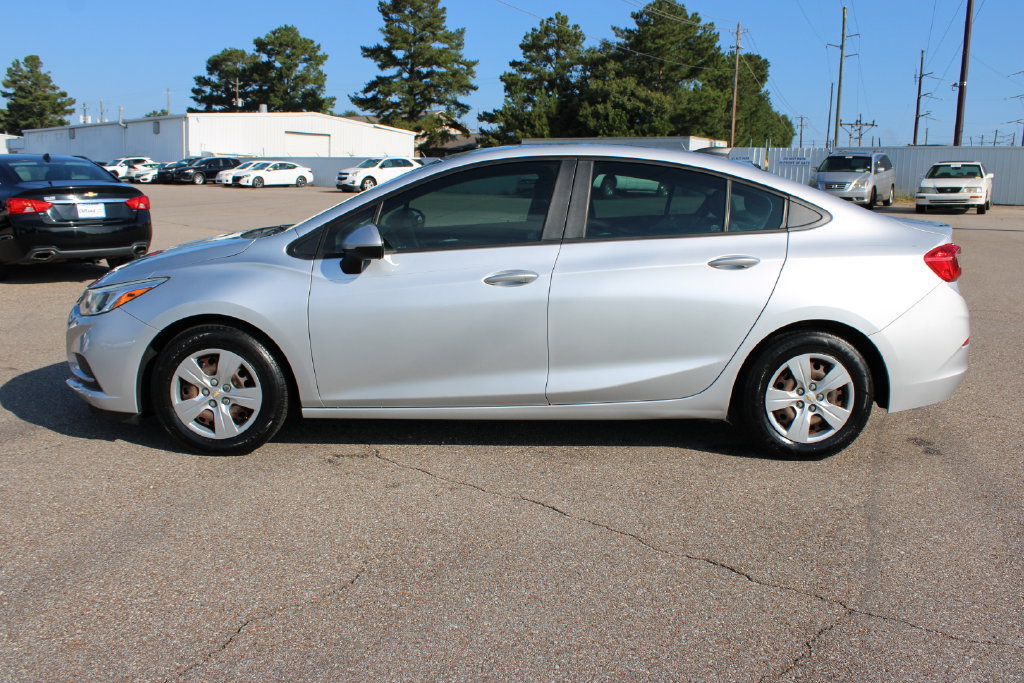 Used 2017 Chevrolet Cruze LS FWD image 4