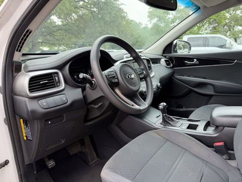 Used 2017 Kia Sorento LX FWD image 7