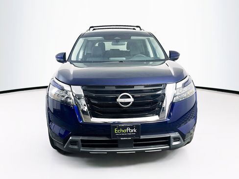Used 2024 Nissan Pathfinder SV image 2